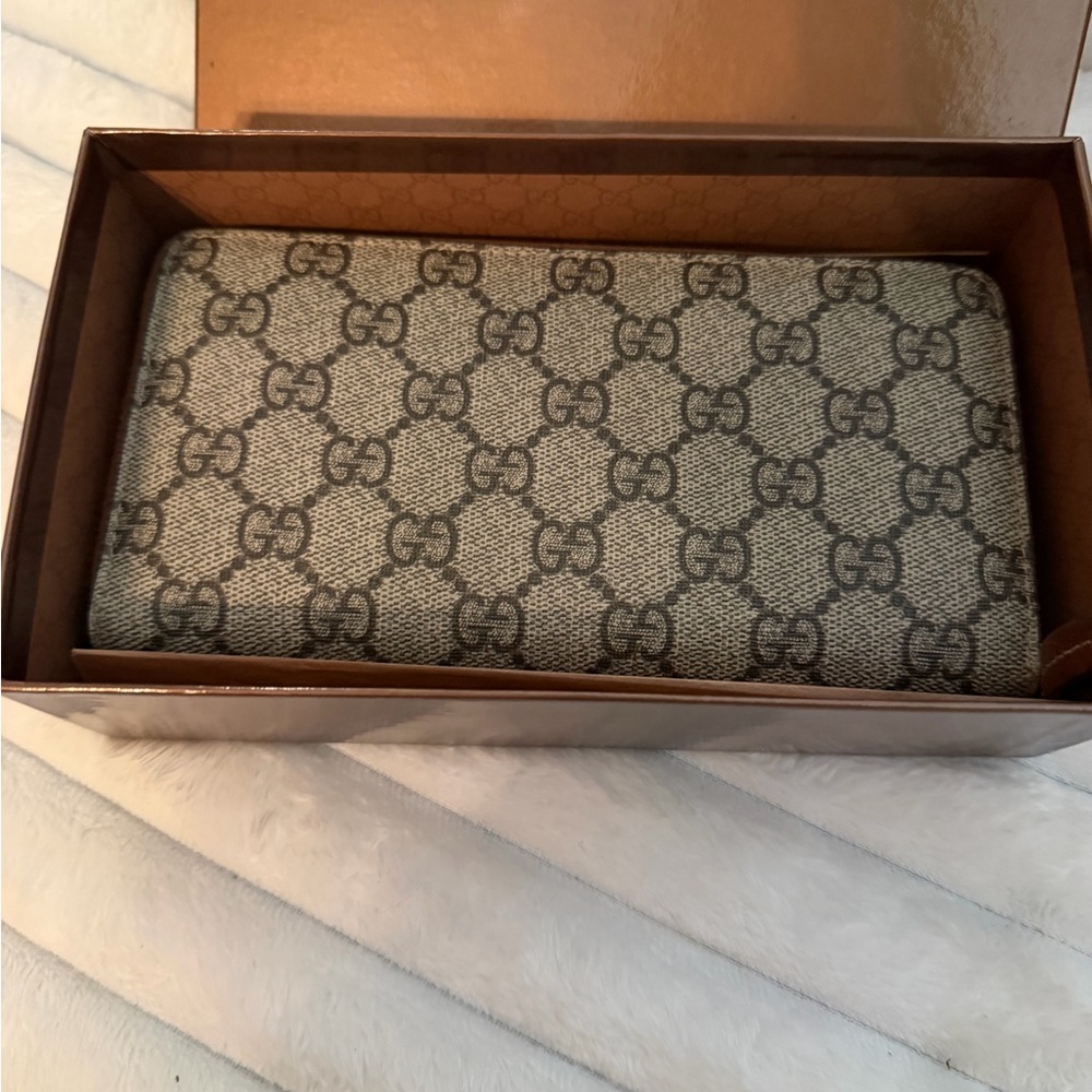 Vintage Gucci GG Supreme canvas zip around continental wallet
